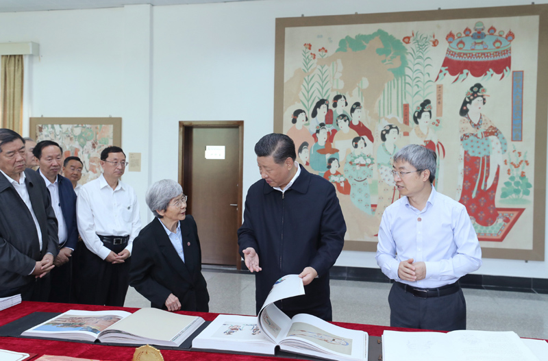 8月19日至22日，中共中央總書記、國家主席、中央軍委主席習(xí)近平在甘肅考察。這是19日下午，習(xí)近平在敦煌研究院察看珍藏文物和學(xué)術(shù)成果展示，了解文物保護和研究、弘揚優(yōu)秀歷史文化情況。