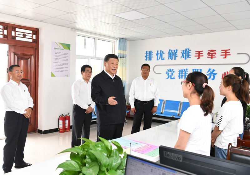 8月19日至22日，中共中央總書記、國家主席、中央軍委主席習(xí)近平在甘肅考察。這是21日上午，習(xí)近平在武威市古浪縣黃花灘生態(tài)移民區(qū)富民新村黨群服務(wù)中心考察。